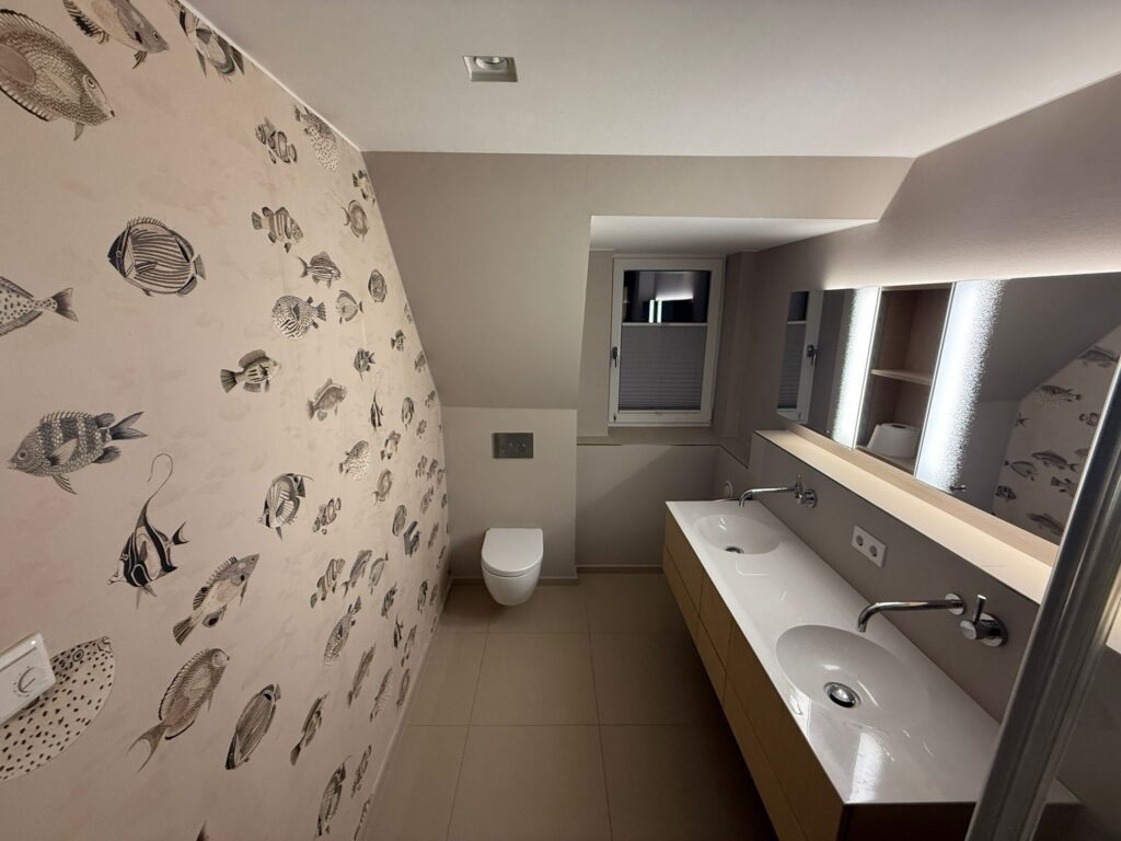 Badezimmer mit neuer Wandtapete – NH-ObjektPlus Hamburg